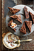 Whisky-Brownies mit Kaffeesahne