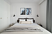 Doppelbett und Einbauschrank im Schlafzimmer mit eleganten Stuckarbeiten