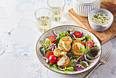 Salat mit frittierten Zucchinischeiben