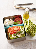 Pikante Spinatwaffeln mit Ei und Tomate zum Mitnehmen in Lunchbox