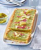 Shortcrust tart with pistachios and white chocolate