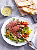 Gegrilltes Flanksteak mit Salat