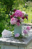 Sommerstrauss aus Pfingstrosen, Sterndolden, Kamillenblüten und Akelei in Vase