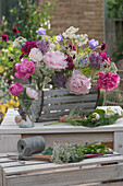 Blumenarrangement aus Pfingstrosen, Glockenblumen, Giersch, Zierlauch und Astrantia