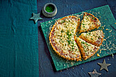 Herzhafte Käsetarte mit karamellisierten Zwiebeln zu Weihnachten