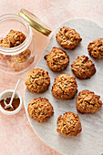 Cinnamony oat-hazelnut biscuits