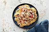 Pasta Stroganoff für Veganer mit Paprika und Pilzen