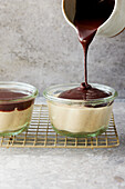 Sugar-free vanilla pudding with chocolate sauce