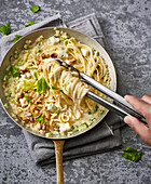 Linguine with walnuts and gorgonzola sauce