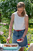 Spargelquiche mit Erdbeeren fürs Sommerfest im Garten