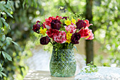 Frühlingsblumenstrauß mit Papageien-Tulpen und Narzissen in Vase