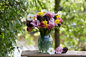 Frühlingsblumenstrauß mit Tulpen und Narzissen