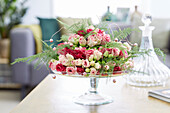 Pastellfarbenes Blumenarrangement mit Rosen und Prärieenzian