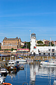 Blick auf die South Bay, mit Blick auf den Leuchtturm und das Grand Hotel, Scarborough, Yorkshire, England, Vereinigtes Königreich, Europa