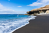 Wellen brechen an die Klippen am Vulkanstrand von Ajuy, Fuerteventura, Kanarische Inseln, Spanien, Atlantik, Europa