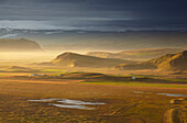 Ein Blick ins Landesinnere auf den Mydralsjokull, von der Insel Dyrholaey aus gesehen, kurz vor Sonnenuntergang, in der Nähe von Vik, Südisland, Polarregionen