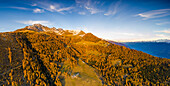Panoramablick auf die Alpe Mara mit Corna Mara im Herbst, Valtellina, Lombardei, Italien, Europa