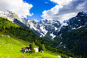 Einsame traditionelle Hüttengruppe in einem wilden Alpental, Val d'Arigna, Orobie, Valtellina, Lombardei, Italien. Europa