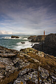Butt of Lewis Lighthouse mit zerklüfteter Küste, Isle of Lewis, Äußere Hebriden, Schottland, Vereinigtes Königreich, Europa