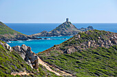 Blick vom Hügel über die Bucht auf die Ruine des genuesischen Wachturms an der Pointe de la Parata, Ajaccio, Corse-du-Sud, Korsika, Frankreich, Mittelmeer, Europa