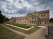 Garten und Außenanlagen der alten Abtei Noirlac an einem bewölkten Tag, Cher, Centre-Val de Loire, Frankreich, Europa