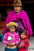 Mutter und Töchter in einem Chimborazo-Dorf, Ecuador, Südamerika