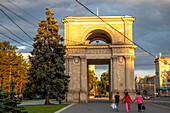 Stefan cel Mare Avenue und Triumphbogen, Chisinau, Moldawien, Europa