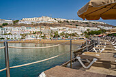 Blick auf Strand und Hotels im Stadtzentrum, Puerto Rico, Gran Canaria, Kanarische Inseln, Spanien, Atlantik, Europa