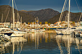 Blick auf den Sonnenaufgang, der sich auf den Yachten im Jachthafen von Port de Pollenca spiegelt, Port de Pollenca, Mallorca, Balearen, Spanien, Mittelmeer, Europa