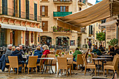 Essen im Freien auf einem Platz in der Altstadt von Alcudia, Alcudia, Mallorca, Balearische Inseln, Spanien, Mittelmeer, Europa