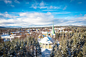 Luftaufnahme der Jokkmokk Kirche und des schneebedeckten Waldes, Norrbotten County, Lappland, Schweden, Skandinavien, Europa
