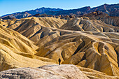 Wanderer in den bunten Sandsteinformationen, Zabriskie Point, Death Valley, Kalifornien, Vereinigte Staaten von Amerika, Nordamerika