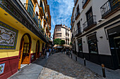 Historische Häuser in der Fußgängerzone von Sevilla, Andalusien, Spanien, Europa