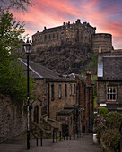Sonnenuntergang am Edinburgh Castle, UNESCO-Weltkulturerbe, Edinburgh, Lothian, Schottland, Vereinigtes Königreich, Europa