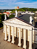 Blick über die Kathedralenbasilika auf den Burgberg und den Gediminas-Turm, Altstadt, Vilnius, Litauen, Europa
