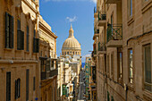 Die Kuppel der Basilika Unserer Lieben Frau vom Berge Karmel (Bazilika Santwarju tal-Madonna tal-Karmnu), hinter maltesischen Häusern, Valletta, Malta, Mittelmeer, Europa
