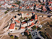 Drohnenansicht der byzantinischen Festung Heptapyrgion mit Türmen und Bastionen, Thessaloniki, Griechenland, Europa