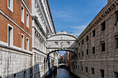 Perspective of the Bridge of Sighs, Rio di Palazzo, Venice, UNESCO World Heritage Site, Veneto, Italy, Europe
