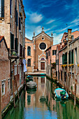 Rio Ca' Brazzo mit seinen typischen venezianischen Häusern und der Kirche Madonna dell'Orto im Hintergrund, Venedig, UNESCO-Weltkulturerbe, Venetien, Italien, Europa