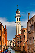 Der markante schiefe Glockenturm der Kirche San Giorgio dei Greci, Rio dei Greci, Venedig, UNESCO-Welterbe, Venetien, Italien, Europa