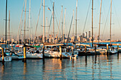 Blick auf die Stadt Melbourne vom Hafen von Williamstown durch Segelboote, Williamstown, Victoria, Australien, Pazifik