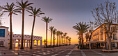 Blick auf Plaza Balcon De Europa bei Sonnenaufgang in Nerja, Costa del Sol, Provinz Malaga, Andalusien, Spanien, Mittelmeer, Europa