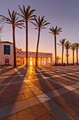 Blick auf Plaza Balcon De Europa bei Sonnenaufgang in Nerja, Costa del Sol, Provinz Malaga, Andalusien, Spanien, Mittelmeer, Europa