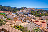 Panoramablick auf weiß getünchte Häuser, Dächer und das Mittelmeer, Frigiliana, Provinz Malaga, Andalusien, Spanien, Mittelmeer, Europa