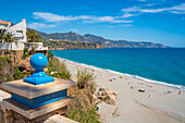 Blick auf den Strand Playa de Burriana und die Küste von Nerja, Costa del Sol, Provinz Malaga, Andalusien, Spanien, Mittelmeer, Europa
