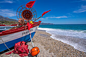 Blick auf Boot am Strand Playa de Burriana in Nerja, Costa del Sol, Provinz Malaga, Andalusien, Spanien, Mittelmeer, Europa