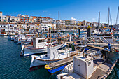 Blick auf Boote im Yachthafen mit Blick auf weiß getünchte Häuser, Ciutadella, Menorca, Balearen, Spanien, Mittelmeer, Europa