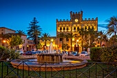 Blick auf Brunnen und Rathaus am Placa des Born in der Abenddämmerung, Ciutadella, Menorca, Balearen, Spanien, Mittelmeer, Europa
