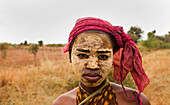 Porträt einer jungen Frau, die trockenen Schlamm trägt, der zur Konservierung der Haut und zum Schutz vor der Sonne verwendet wird, Isalo, Madagaskar, Afrika
