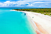Mann und Frau laufen glücklich Hand in Hand an einem idyllischen Strand während der Flitterwochen, Draufsicht, Barbuda, Antigua und Barbuda, Westindische Inseln, Karibik, Mittelamerika